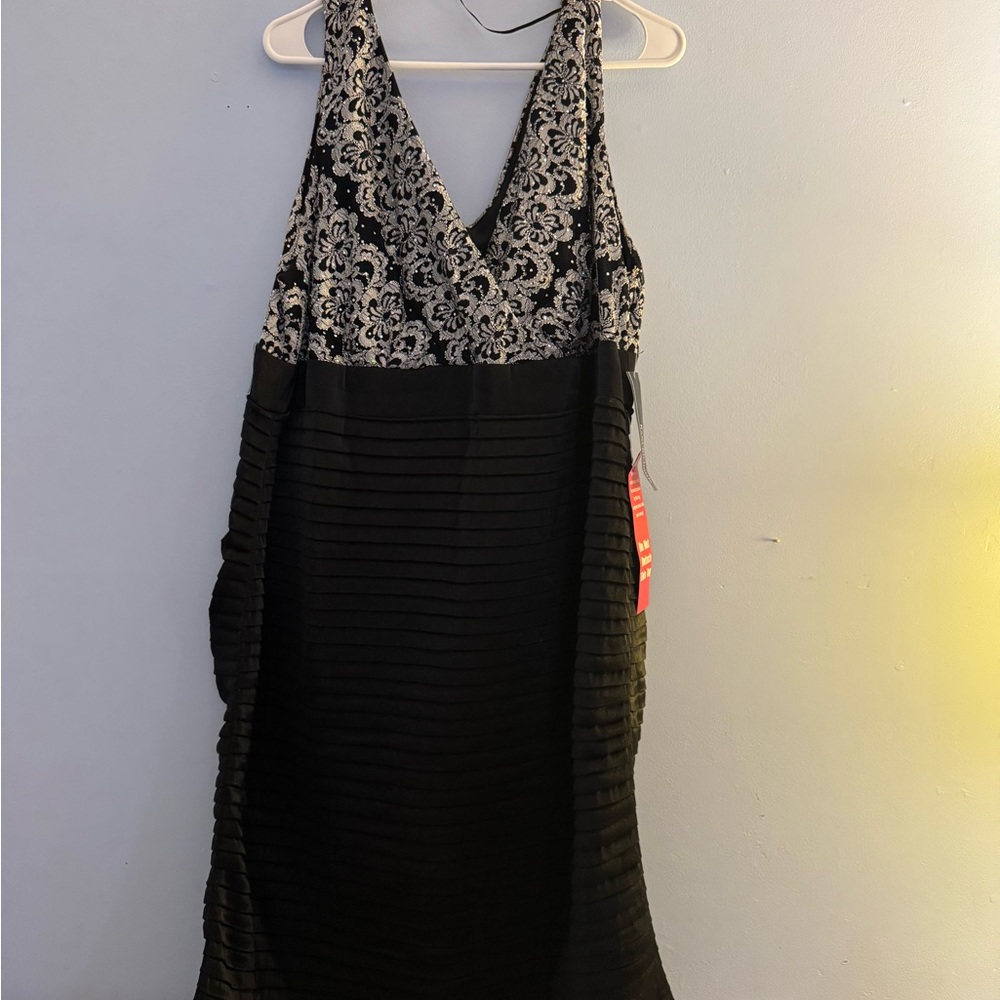 R&M Richards Elegant Black and Cream Backless Dress